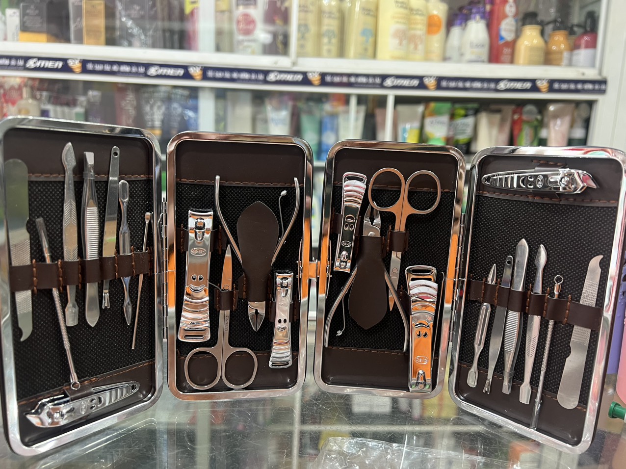Bộ kềm cắt móng tay 11 món được làm bằng chất liệu thép không rỉ 2