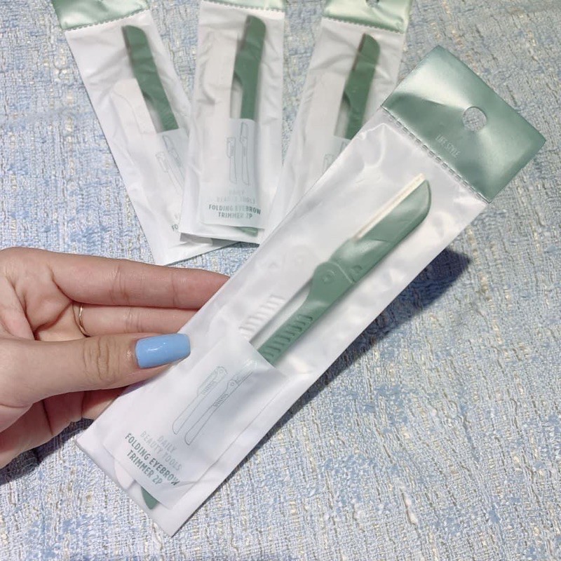 Dao Cạo Mày The Face Shop Folding Eyebrow Trimmer (tíu 2 cây) 1